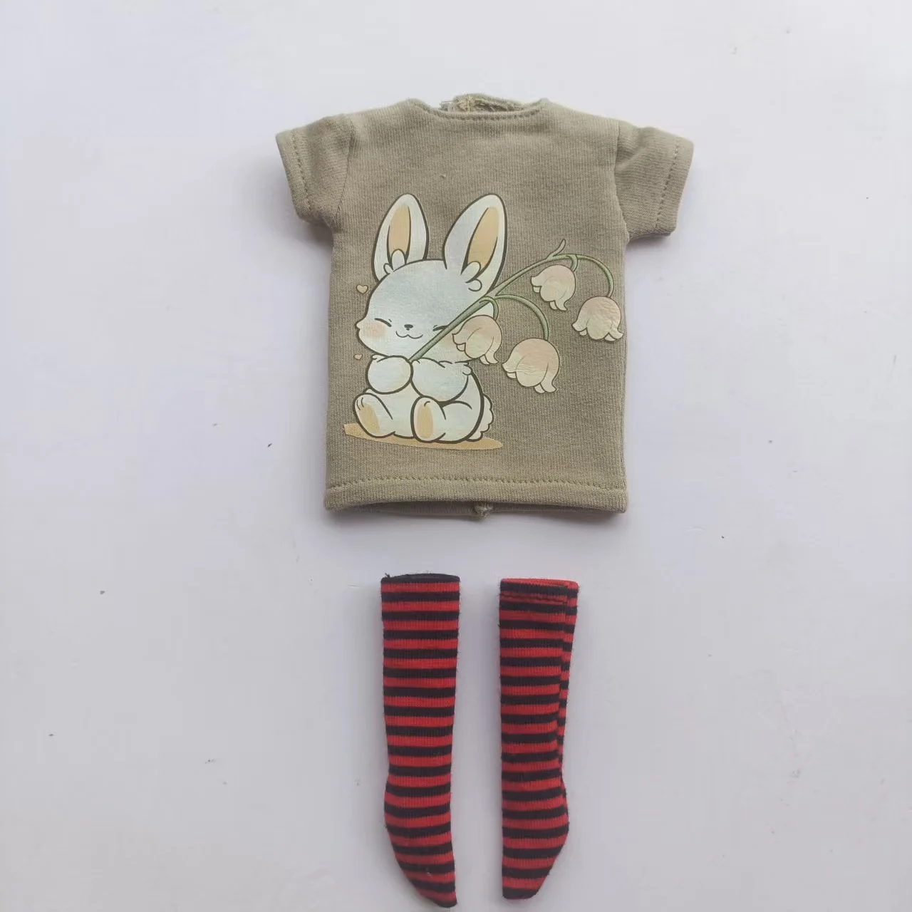 Handgefertigte OB24 1/6 Puppenkleidung, Cartoon-Print Kurzarm-T-Shirt + gestreifte Socken, kann als Zubehör für 1/6 Puppen verwendet werden. – Detail 18