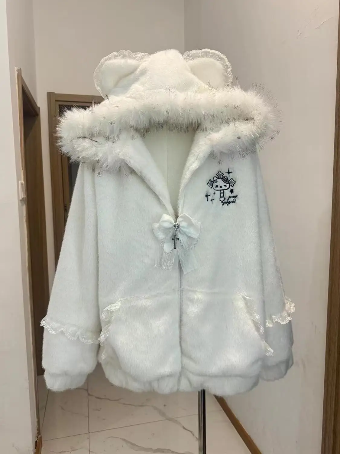 

Cute Cartoon Embroidered Fluffy Hooded ort Jaet Women's Winter Loose Warm Soft Cotton Clothes Small Size Youth Faion