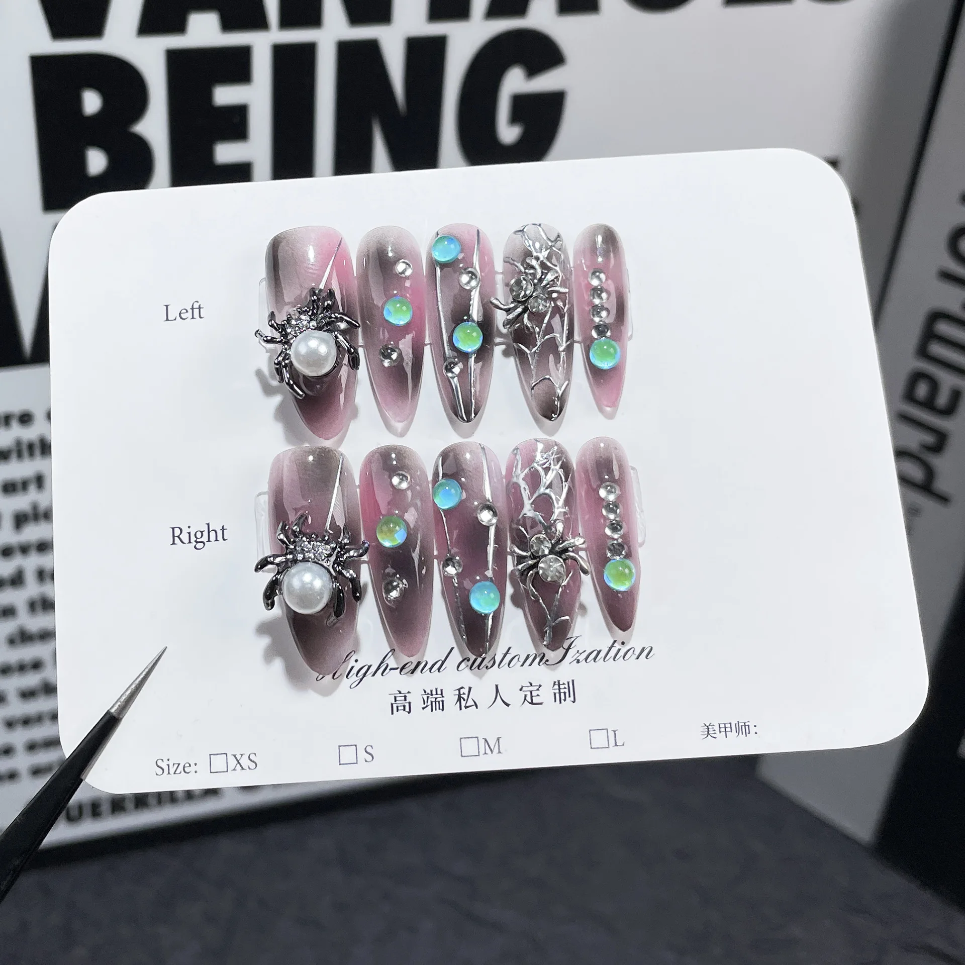 Sztuczne paznokcie w stylu gotyckim z motywem pająka, zdobione perłami i cyrkoniami, różne rozmiary, gradientowy fioletowy wzór pajęczyny, trójwymiarowy wzór pająka.