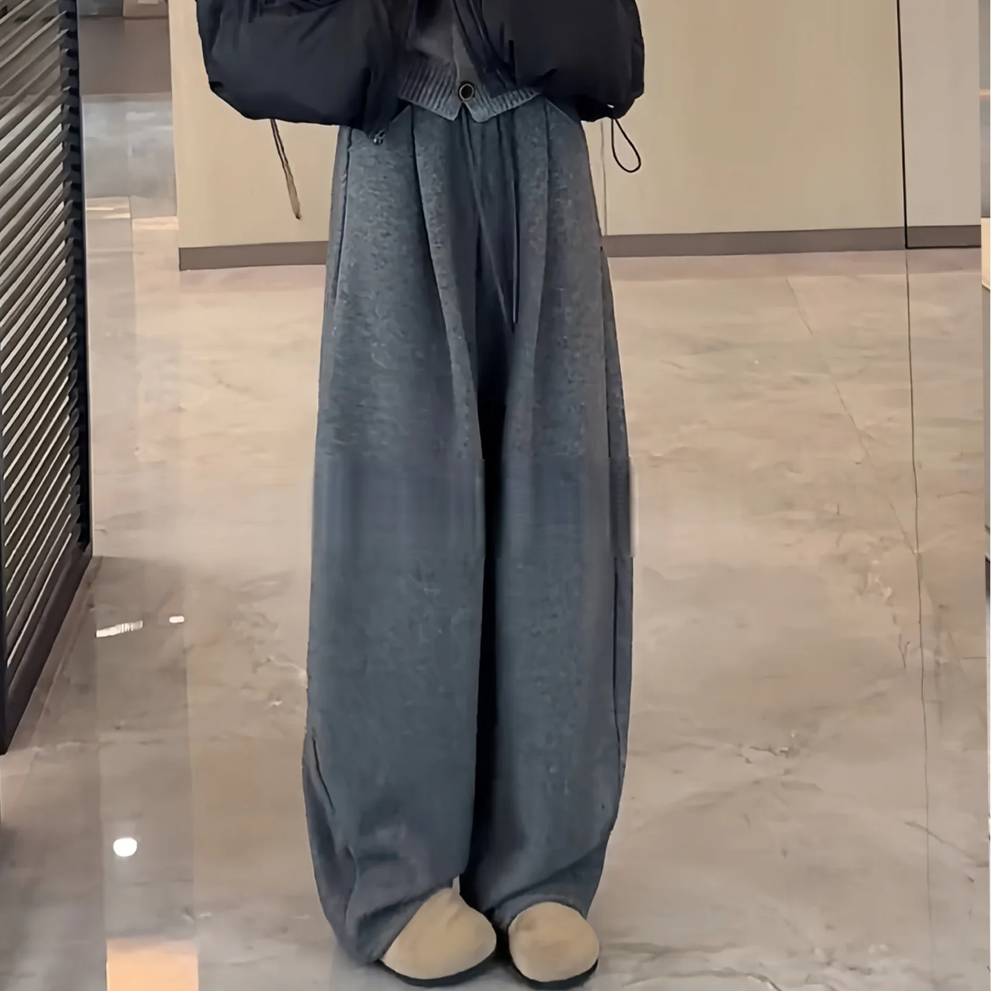 Pantaloni di lana grigi da donna in autunno e inverno 2025 Nuovo stile con pantaloni a gamba larga in peluche Pantaloni piccoli con coltello curvo drappeggiato casual