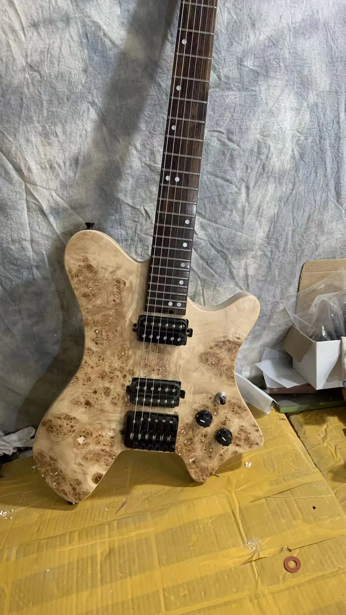 

Factory direct new 6 string headless electric guitar, ash wood body, high-grade headless bridge, support customization, free del