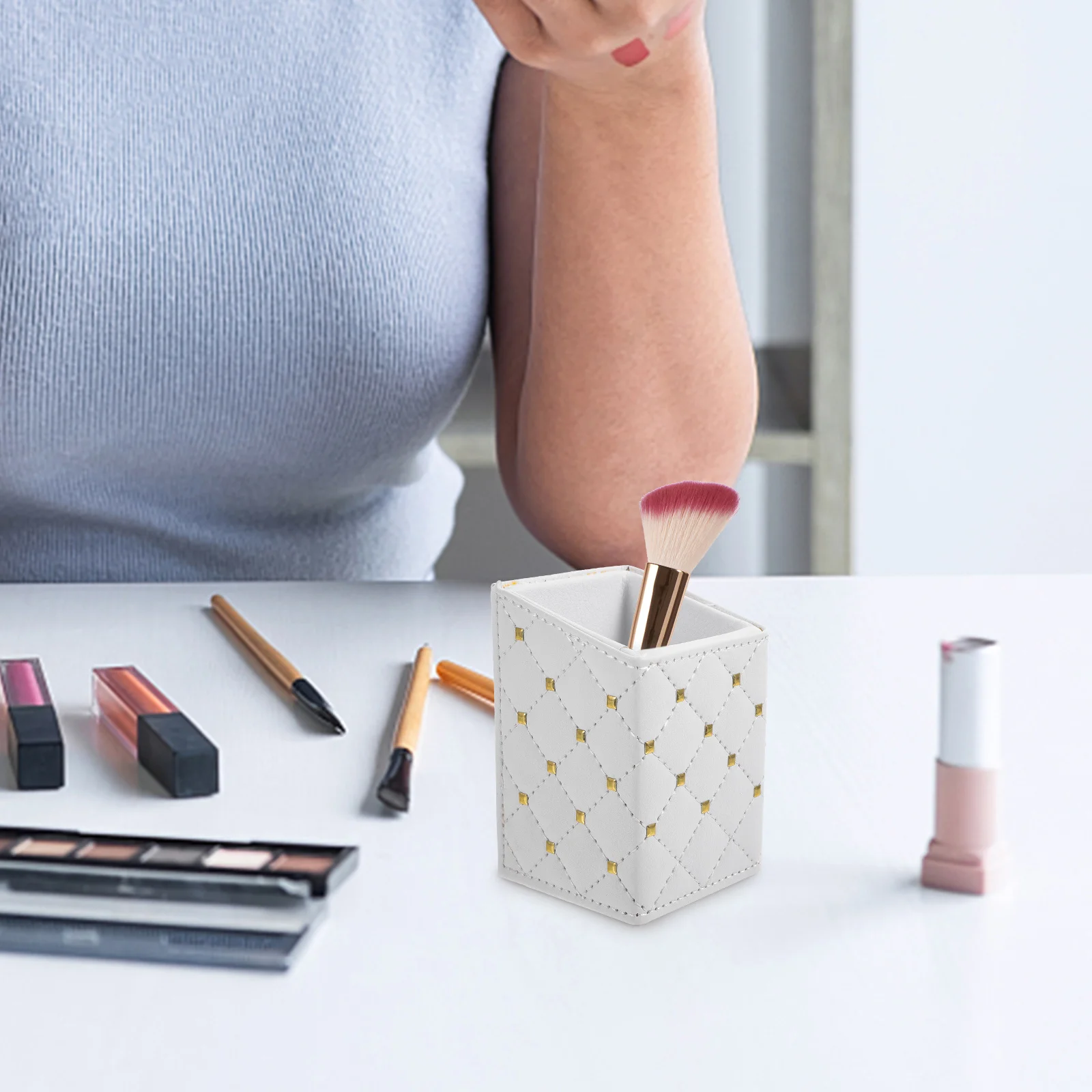 

White PU Pencil Holder for Desk Elegant Design Angled Access Storage Bucket for Pens and Manicure Supplies