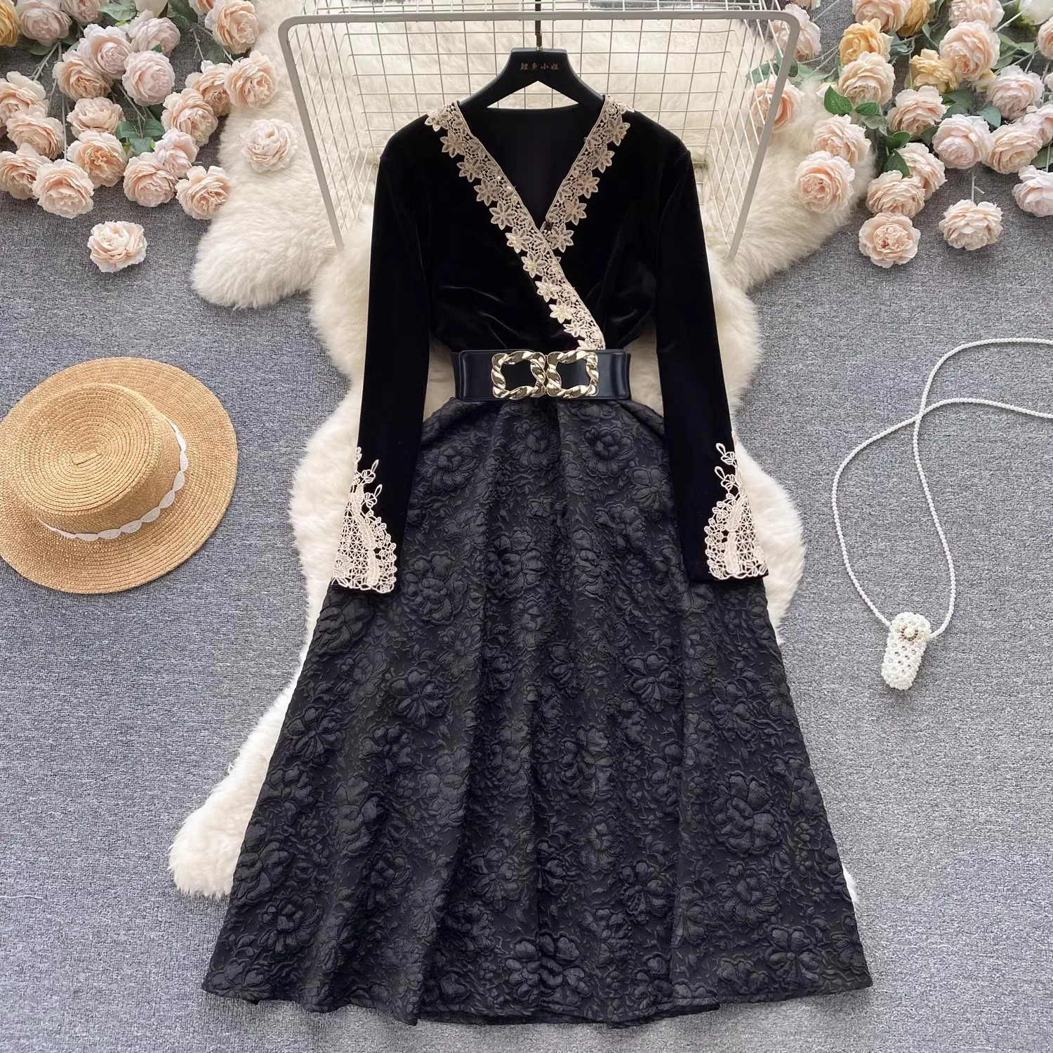 

Autumn Winter Embroidery Lace V Neck Party Dress Vintage Women Velvet Patchwork Jacquard Long Sleeve Black Midi Dress With Belt