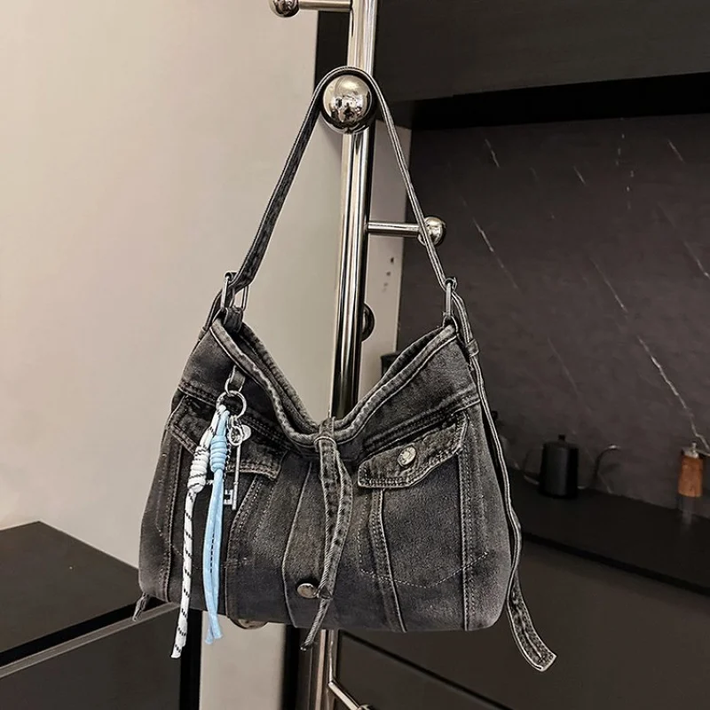 

High-End Ladies Crossbody Bag With Luxury Craftsmanship And Spacious Interior Suitable For Daily Shopping Trips​