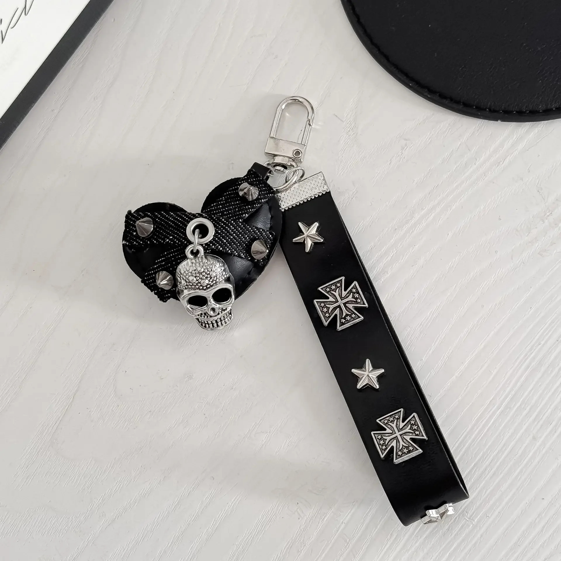 Llavero gótico con cruz, colgante para bolso, llaveros con cierre en forma de corazón, accesorios de joyería de moda Y2K