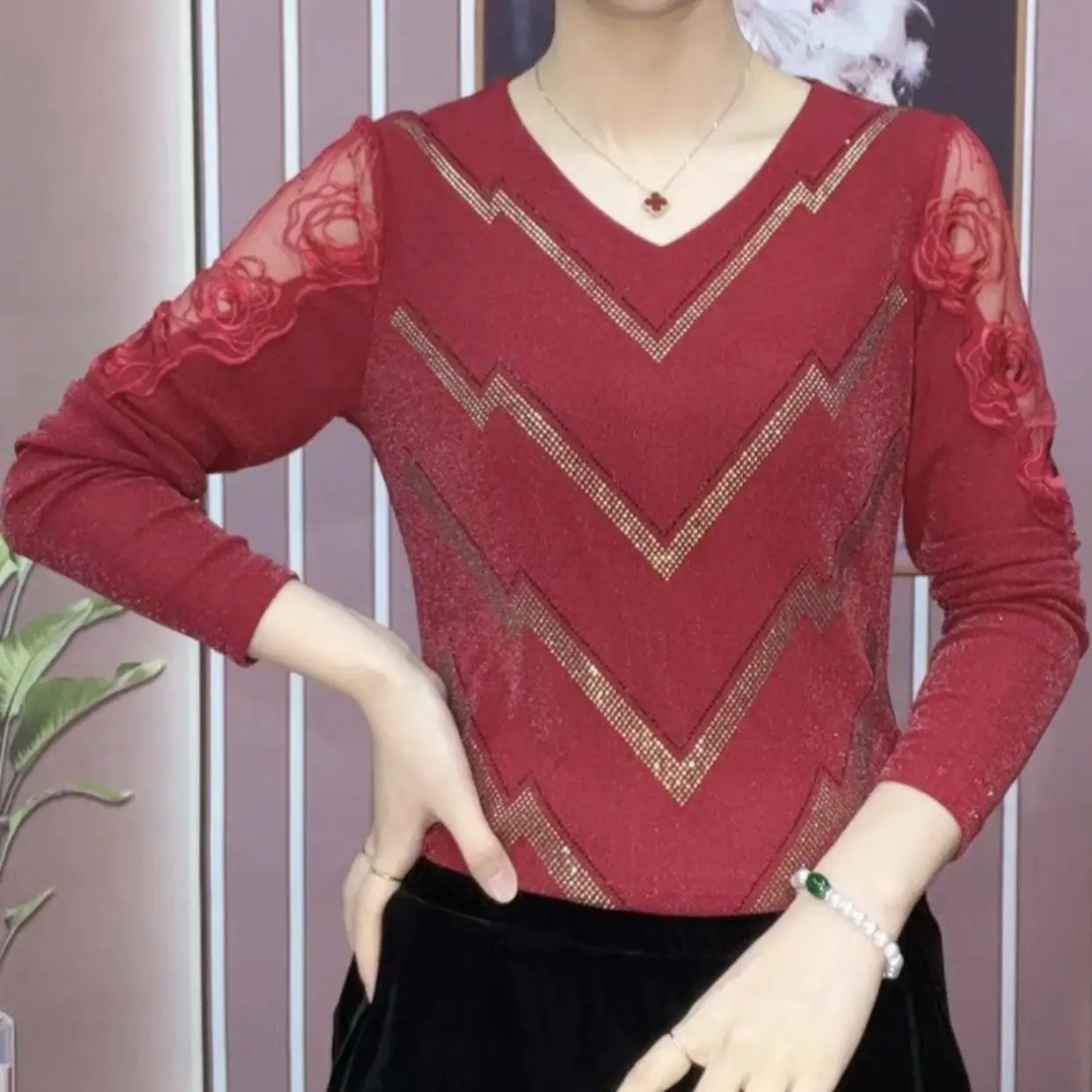 Tiktok Xirui Moda damska Zagraniczny elegancki styl Cienkie noszenie Wszechstronna siateczkowa koszula z dekoltem w szpic w jednolitym kolorze Casualowa koszula z długim rękawem