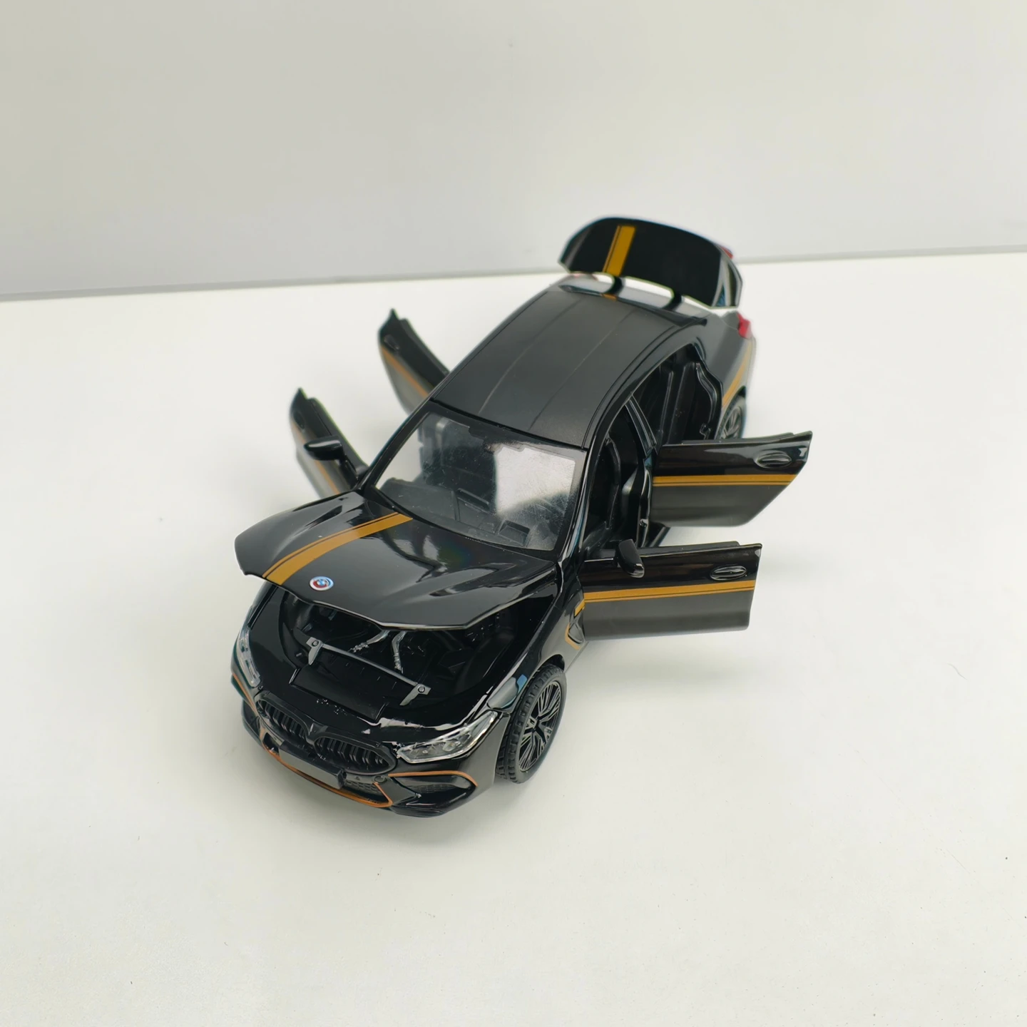 1:32 simulation BMW M8 alloy car model, doors and engine hood, trunk can be opened rich in details, finely crafted, good quality