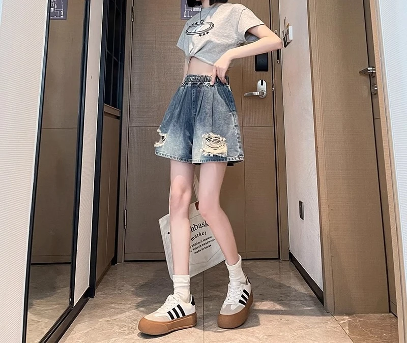 Pantaloncini da cowboy casual larghi in vita elastica sottile estiva 2025 con pantaloni da donna a gamba larga a trapezio perforati