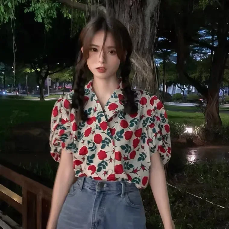 Camisa holgada de manga corta con estampado de rosas para mujer, camisa Retro de moda de estilo de Hong Kong, gran oferta de verano de la temporada, manga de burbuja