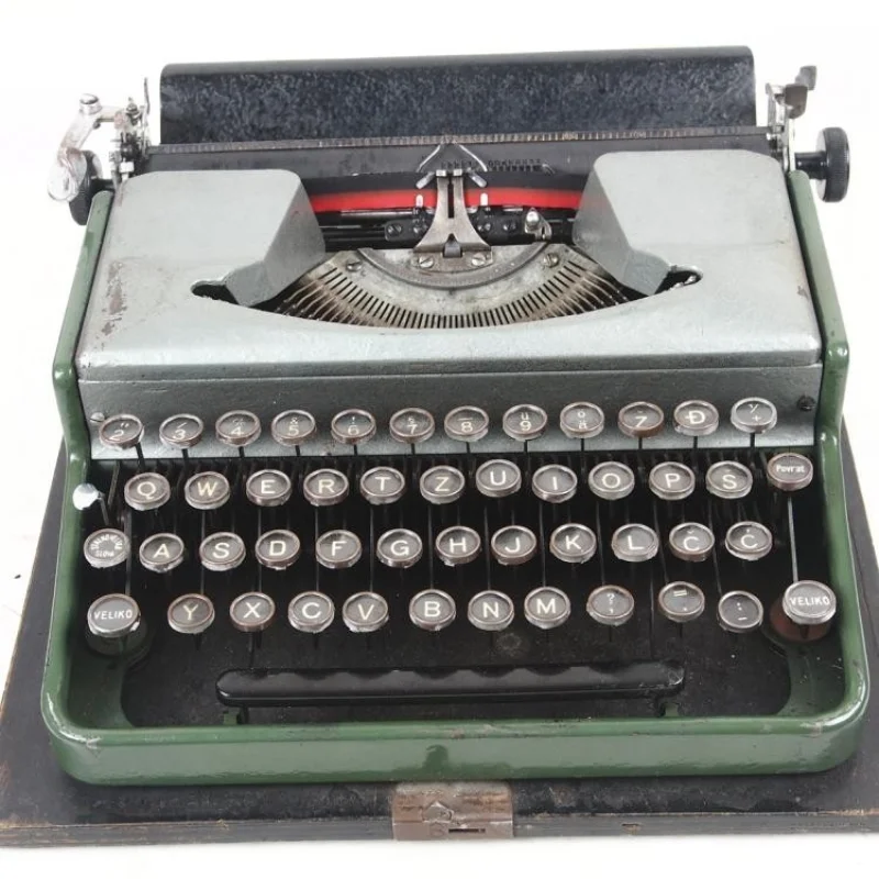 

Type 5 mechanical English typewriter functions normally with box