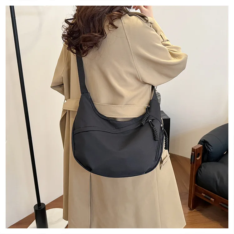 Schlichte und Stilvolle Crossbody Dumpling-Tasche, Leichtgewichtig, Große Kapazität, Umhängetasche, Studenten-Schultertasche, Vielseitige Sporttasche – Detail 14
