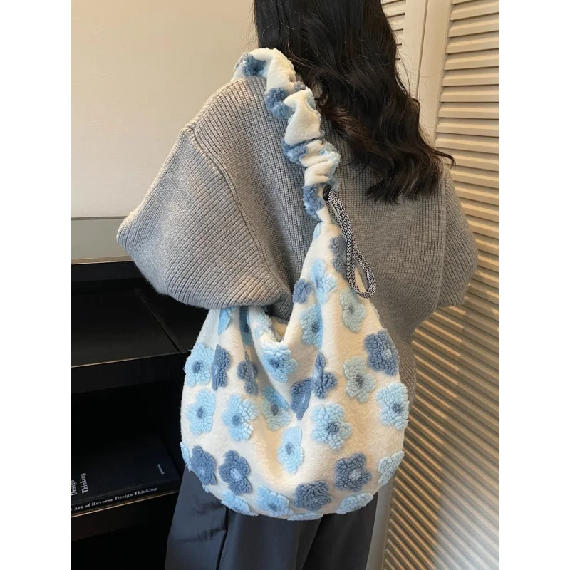 Autumn and winter cute floral plush dumpling bag for women2025New red large-capacity commuter zipper crossbody bag