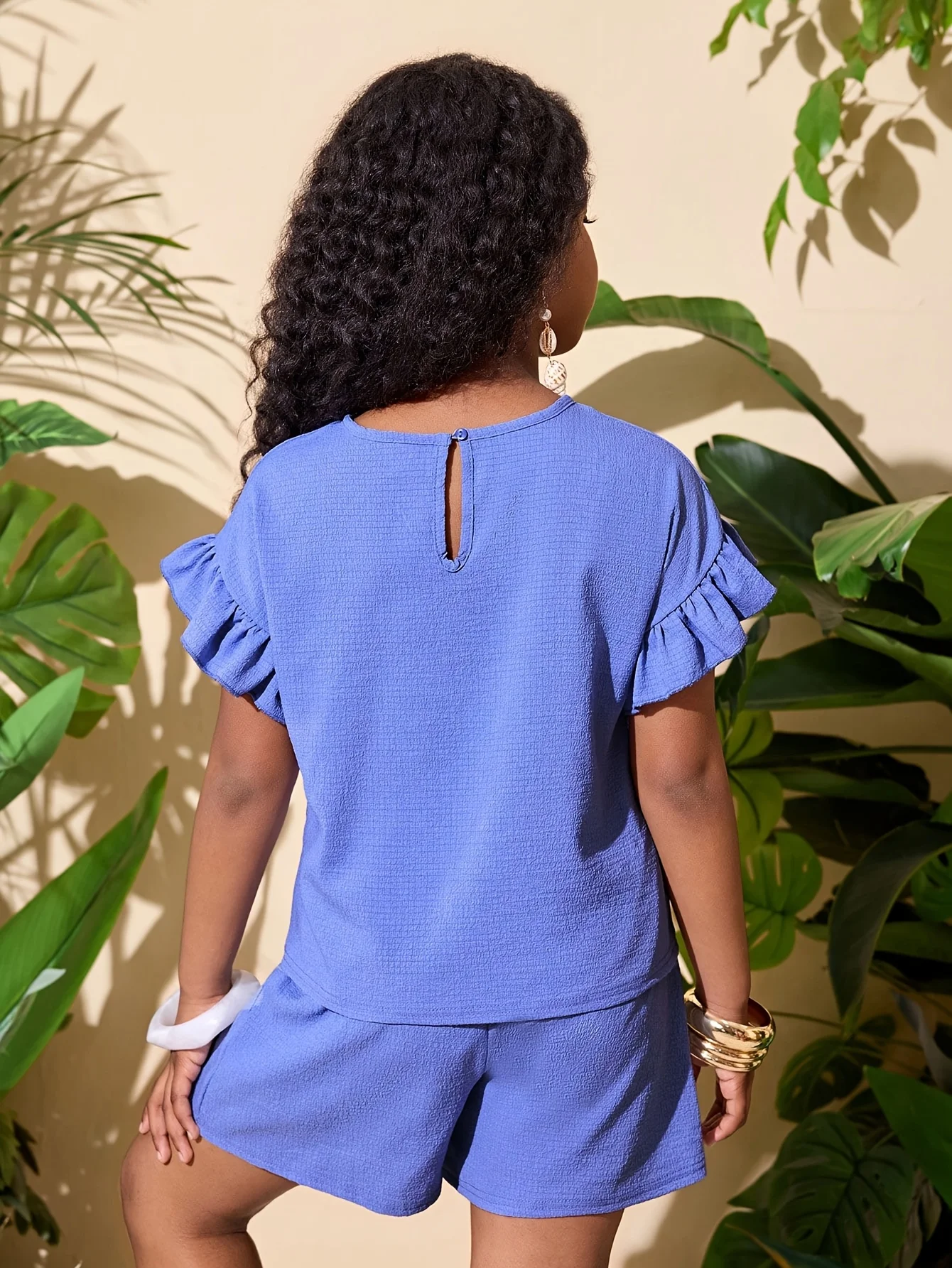 Mädchen 2-teiliges Set: Blaues Rüschen-Kurzarm-Oberteil. Perfekt für den Alltag oder für Urlaubsausflüge – ein bezauberndes zweiteiliges Set. – Detail 2