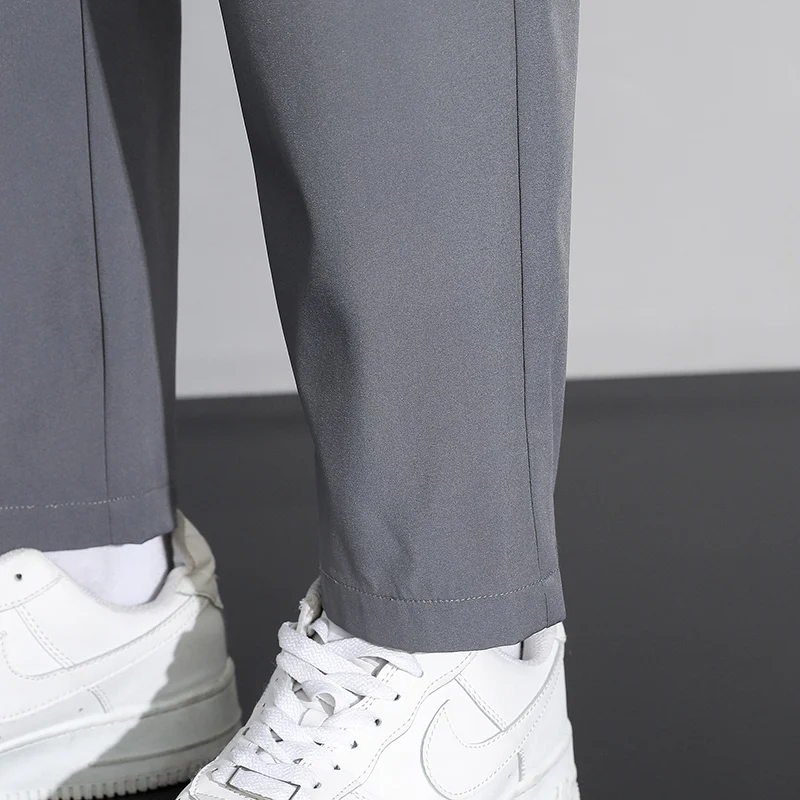 Pantaloni comodi da uomo alla moda con coulisse e elastico in vita, design in tinta unita, adatti per l'abbigliamento primaverile e autunnale