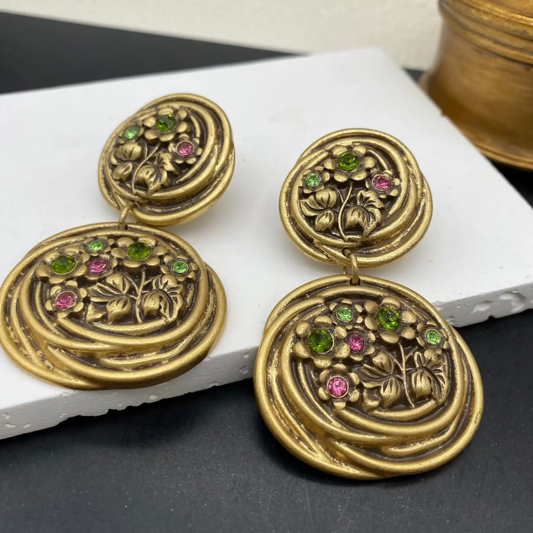 

New retro floral relief fashionable and personalized earrings