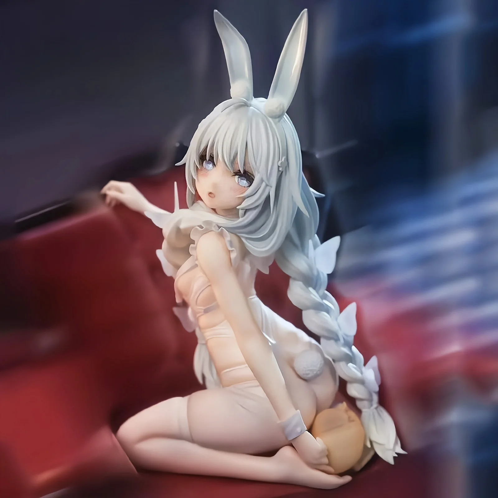 青い青い凶暴な怠惰な白いウサギの二次元フィギュアかわいい美しい女の子アニメーションモデルシャーシ装飾品