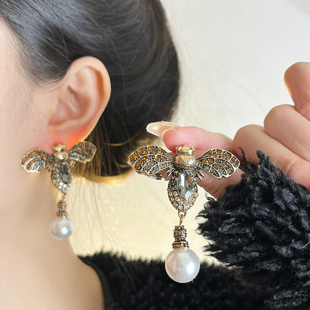 Vintage Crystal Bee Pendant Long Black Velvet Necklace for Women Girls Autumn Winter Sweater Chain Fashion Accessories Jewelry