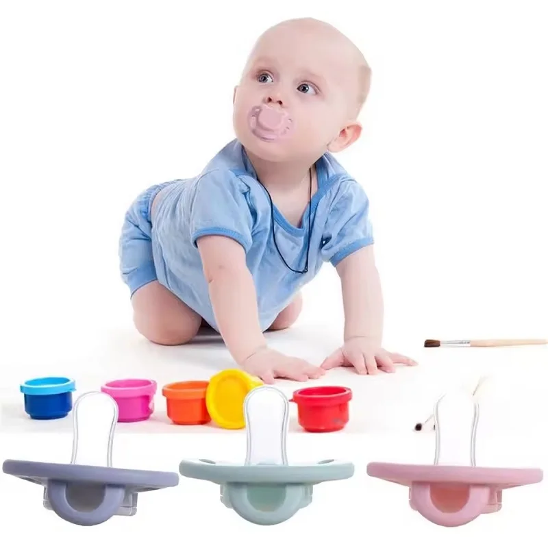 Bambino con ciuccio