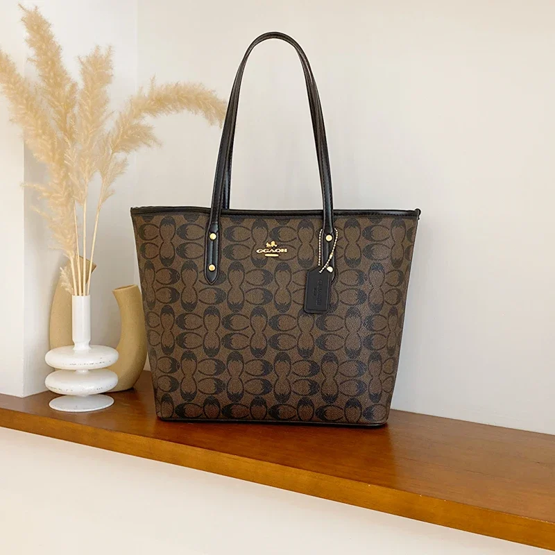 

High-End Fashionable Leather Clutch Bag Vintage Messenger For Trendy Women With Designer Letter Logo