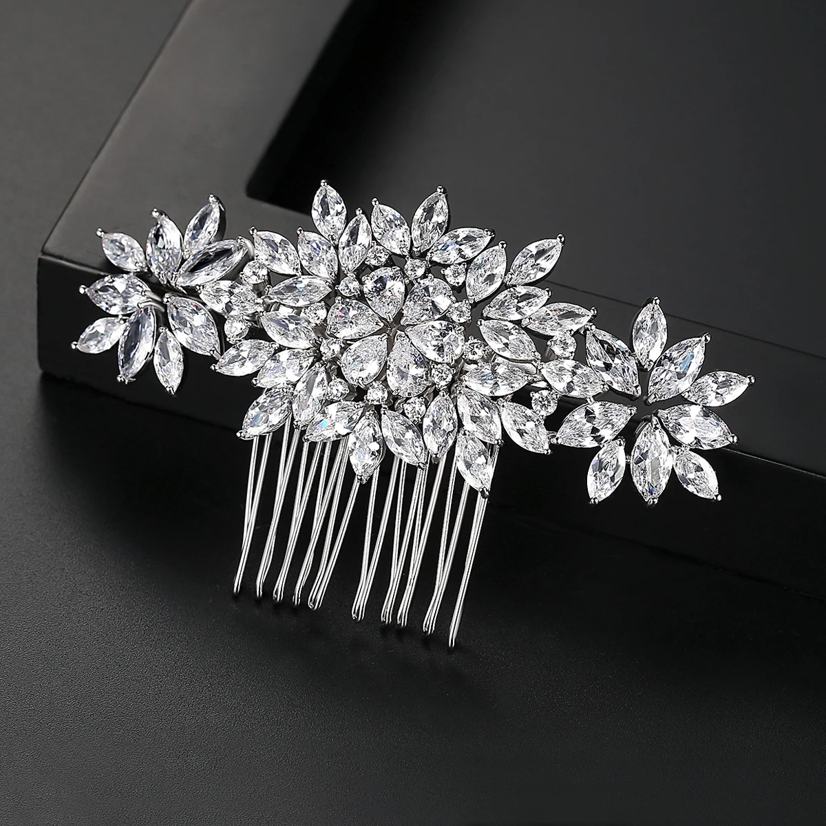 LUOTEEMI Gorgeous Flower Hair Accessories for Women Trendy Fashion Wedding Haircomb Jewelry Wedding Decoration for Bridesmaid