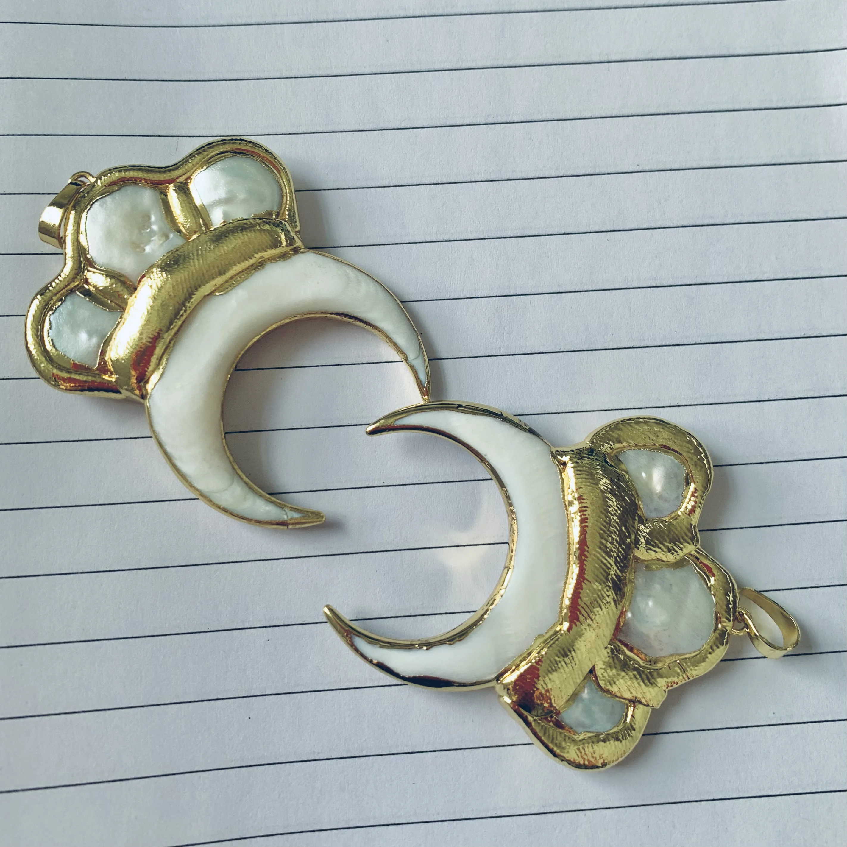 

WT-MP254 Wholesale Fashion White Shell Crescent Horn Pendant With Triple Pearl Charming Jewelry 18k Gold Plated Moon Shape