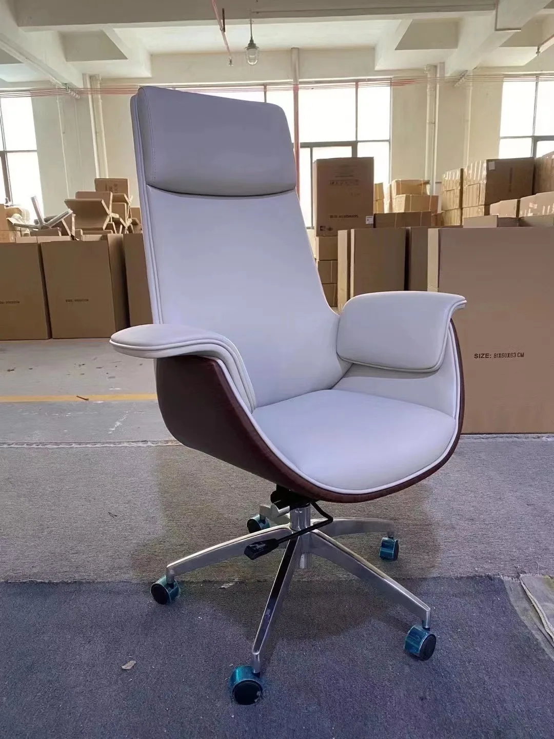 OEM Factory Retail Modern Luxury High Back Leather Wheels Executive Office Chair