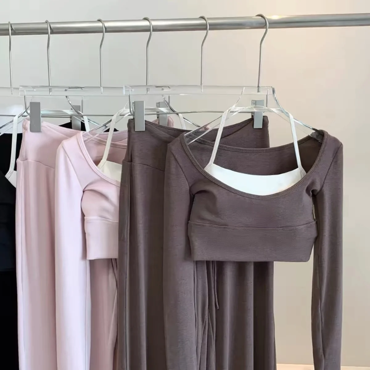 Damen Yoga-Top mit eckigem Ausschnitt, langen Ärmeln, integriertem BH, „Naked-Feeling“, Kontrastfarben, schmaler Passform, atmungsaktiv, Fitness-Workout-Crop-Top – Detail 3