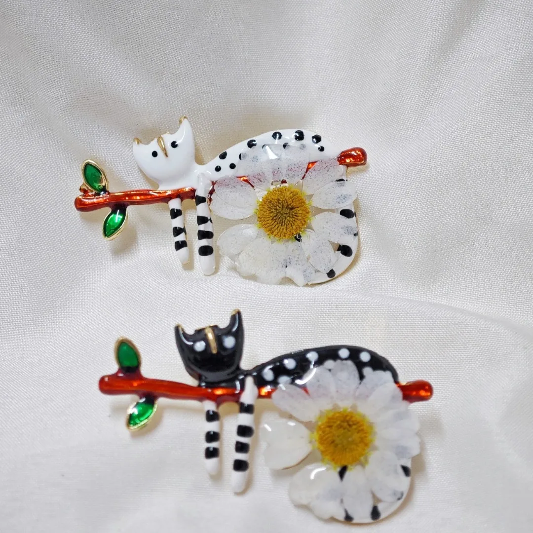 3197, venta al por mayor, broche de gato de flor seca de resina de manzanilla fresca hecha a mano para primavera, traje, camisa, accesorios de decoración de dibujos animados