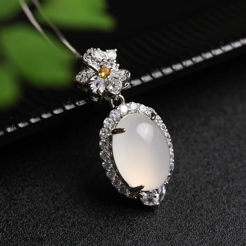High-quality pendant silver plating, inlaid with , featuring a golden branch leaves necklace, a jade