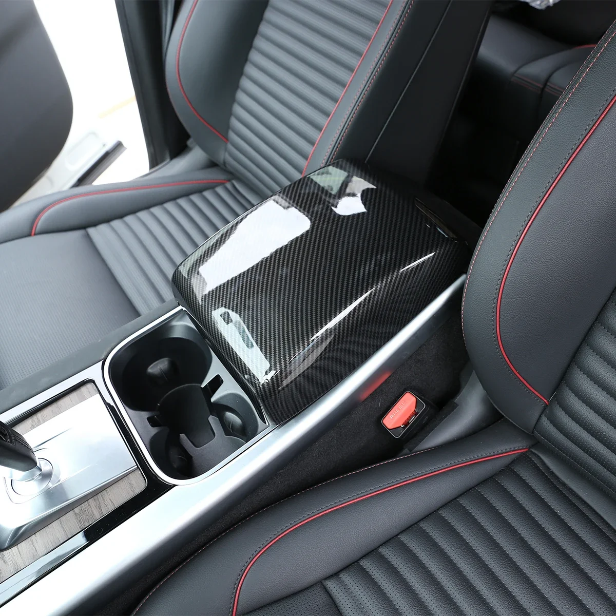 

Suitable for 2020 Land Rover Discovery Sport Armrest Box Modification Protective Cover Carbon Fiber Pattern
