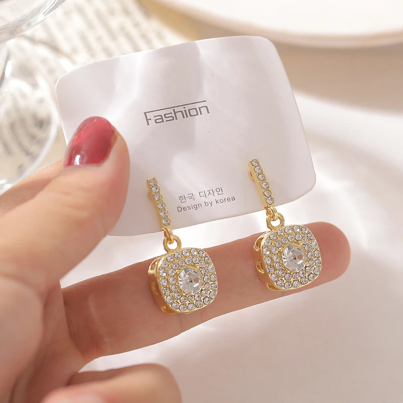 

Korean Gold Color Bling Crystal Square Pendant Drop Earrings For Women Temperamnt Versatile Dangle Piercing Earring Jewelry Gift