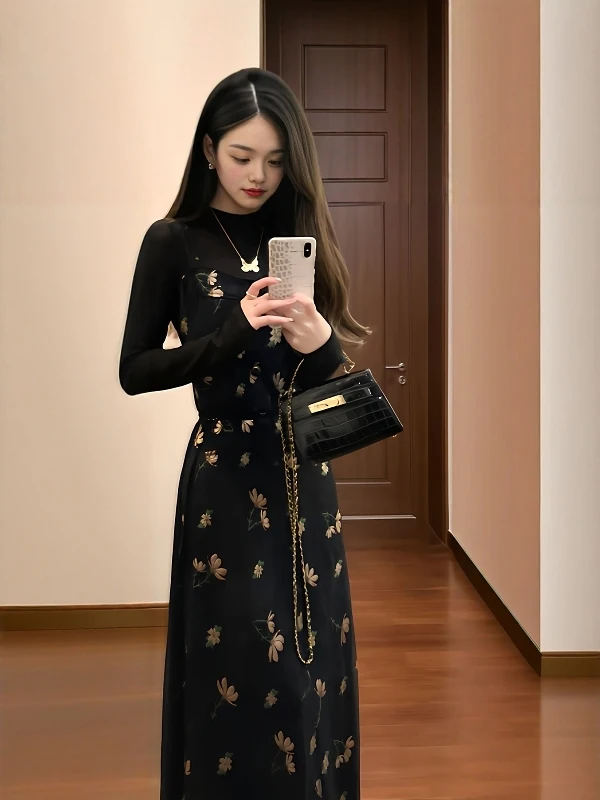 

Уникальный винтажный комплект из двух предметов: футболка с принтом и юбка, для важных мероприятий, удобный, с длинными рукавами и высоким воротником