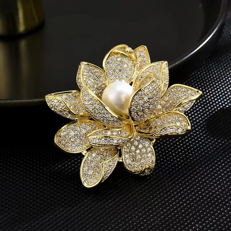 Fashion Women Girls Elegant Emerald Crystal lotus Brooches for women Badges Classic Lady Dress Suit High-end Pins Jewelry