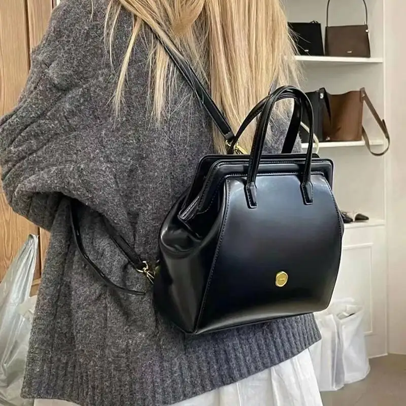 Mochila com Clipe Retro Feminino, Nicho, Trendy Handbag, Bolsa de Escola Feminina, Bolsa Versátil, Nicho Preto, Coreano, Ins, Novo, Outono