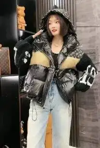 Nouvelle veste en duvet de canard blanc épaisse à manches tricotées, à capuche, en denim patchwork tendance pour femmes, avec lettres et fleurs