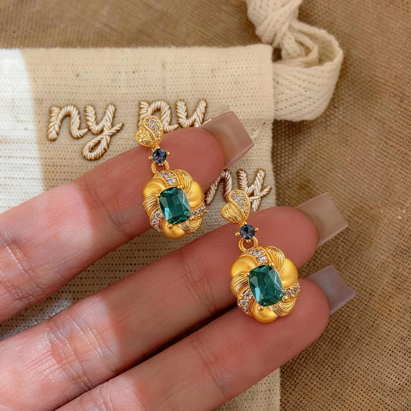 

Elegant & Luxurious Inlaid Oval Heart Gem Earrings For Women 24K Gold AU999 Oval heart gem, gentle and noble