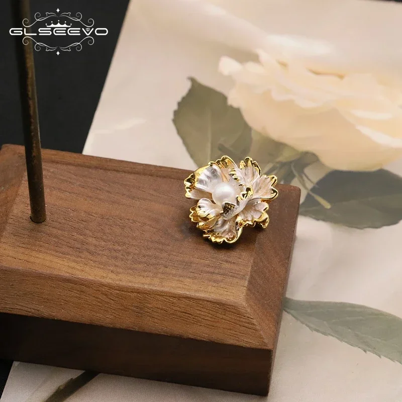 

GLSEEVO Women Elegant Lotus Real Pearl Flower Badges Pins Luxury Fashion Lady Plant Delicate Suit Office Brooches Corsage Gifts