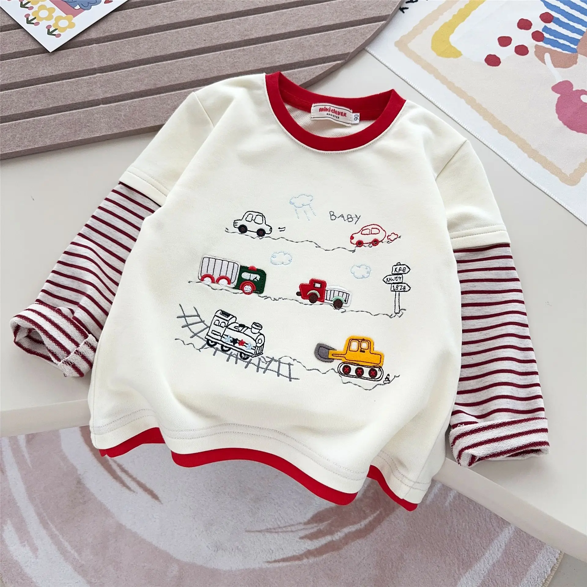 الأطفال تي شيرت بأكمام طويلة 2025 الخريف الياباني نمط جديد لطيف الهندسة سيارة وهمية اثنين الكرتون القمم للبنين والبنات