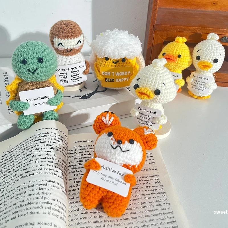 مضحك الكروشيه الحيوان مع بطاقة إيجابية زخرفة اليدوية محبوك البط الثعلب الأغنام السلاحف مكتب تمثال الإبداعية الكروشيه هدية