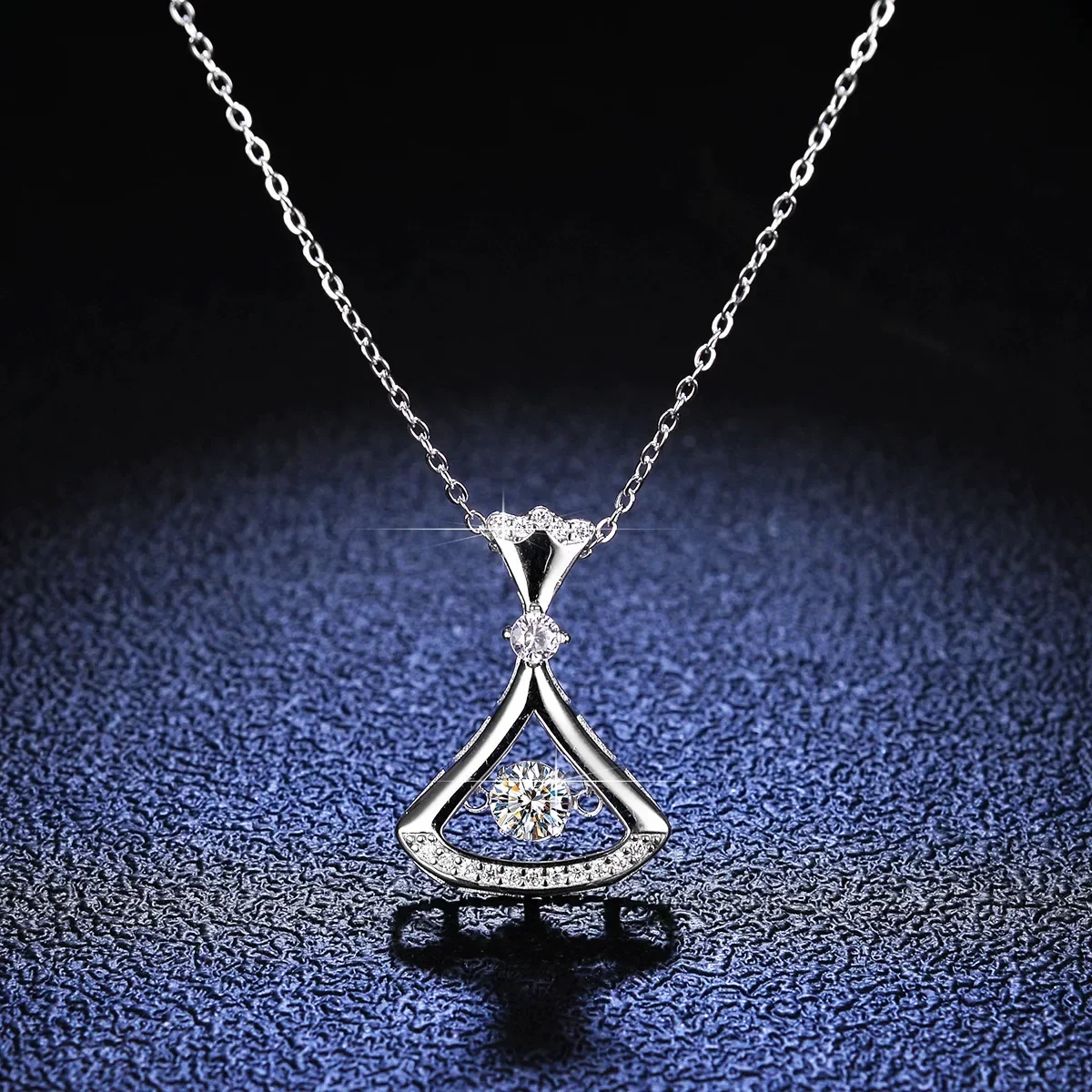 

Luxury Platinum Pendants Moissanite Diamond Spiritual Necklace for Women Skirt Beating Heart Collarbone Chain Wedding Jewelry