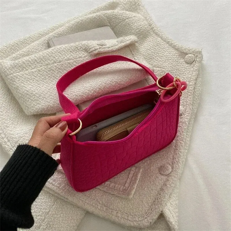 Women\'s Felt Design Luxury Handbag Women\'s Fashion Casual Handbag Crescent Shaped Small Square Bag Under The Shoulder Bag