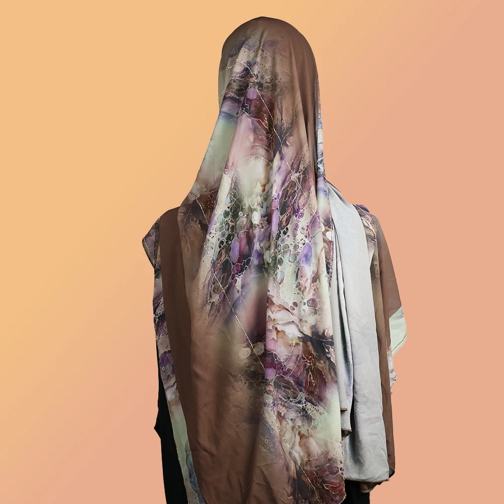 Elegante hijab in chiffon con stampa acquerello - effetto marmo grigio viola marrone con finiture in strass, foulard hijab ultra morbido ​