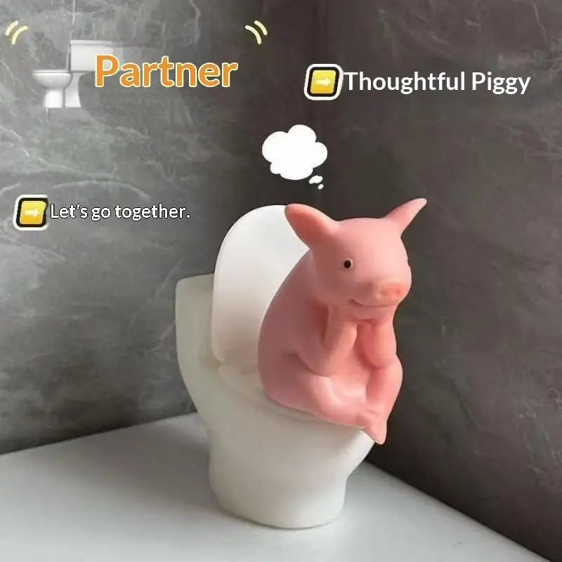 Cute Pig Sitting On Toilet Pvc Bathroom Statue Tabletop Or Wall Mount Decor Father's Day Gift For Home Office 1PC-New
