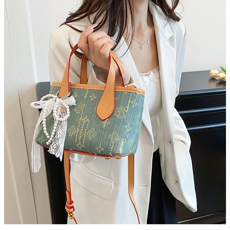 ‌ حقيبة يد من قماش الدنيم والقماش لعام 2025 - حقيبة عمل كروس/محمولة باليد، محفظة كتف واسعة وخفيفة الوزن وعصرية للنساء