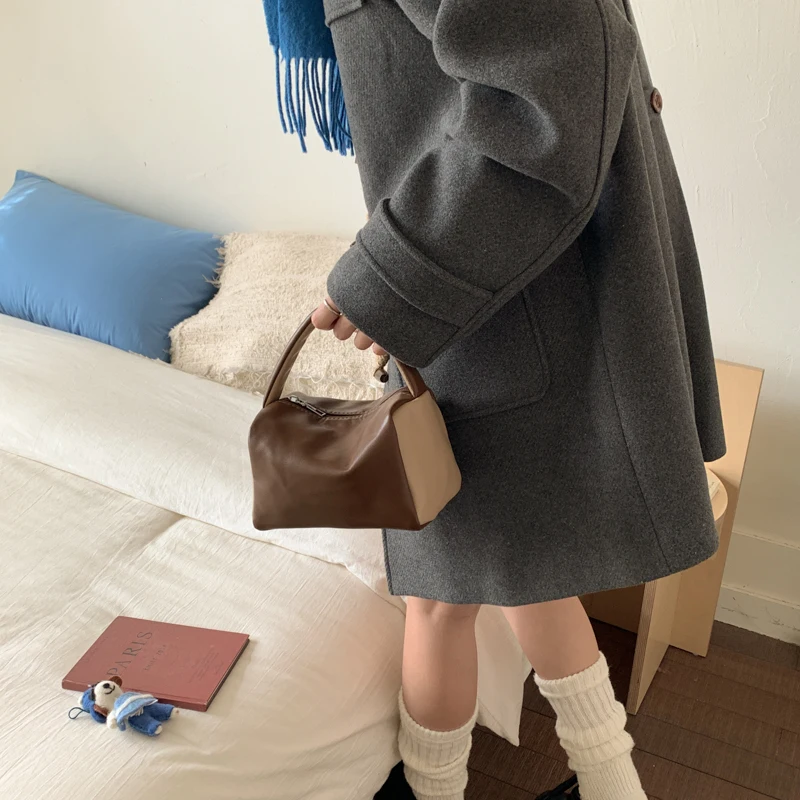 حقائب يد نسائية عصرية بألوان متباينة لخريف 2025 حقيبة يد كلاسيكية من الجلد الناعم متعددة الاستخدامات حقائب يد صغيرة غير رسمية كورية