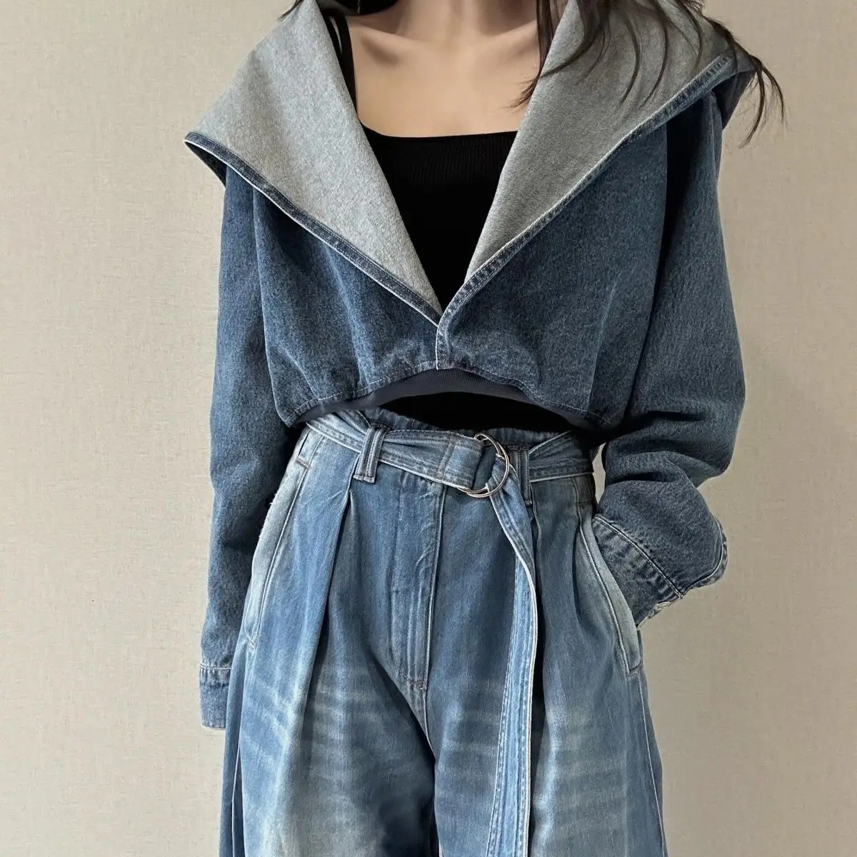 

Ранняя осень 2025 года носят высокий смысл и темный v-образный джинсовый топ с капюшоном Персонализированная куртка-рубашка с взрывом интернет-знаменитостей