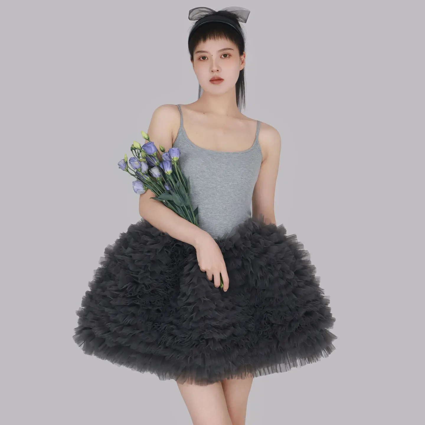 Damska sukienka na ramiączkach z siateczką, falbankami, kontrastowymi kolorami, marszczeniami z gazy, kwiatowymi wstawkami, puszysta spódnica w kształcie litery A.