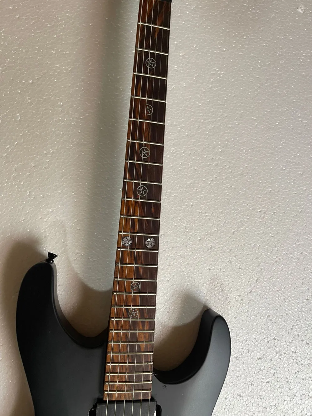 

6-струнная электрогитара с черной фурнитурой, грифом из палисандра, индивидуальное обслуживание