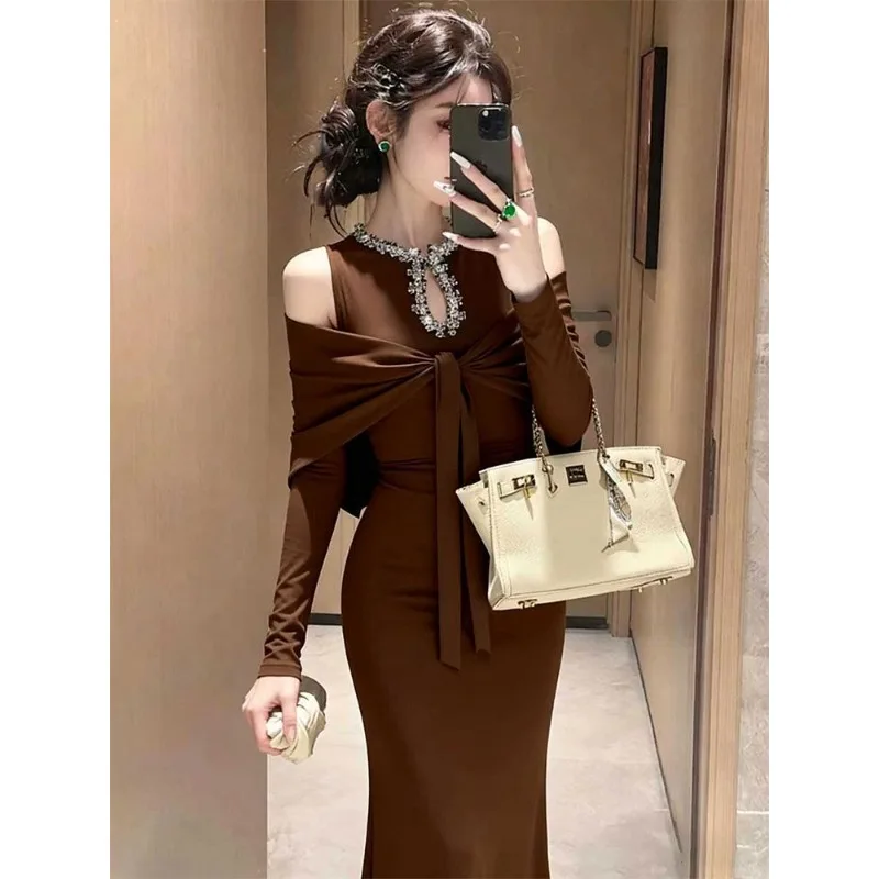 

Elegant and Charismatic Long Off-the-shoulder Coffee-colored Dress Exuding A High-end Temperament Dress