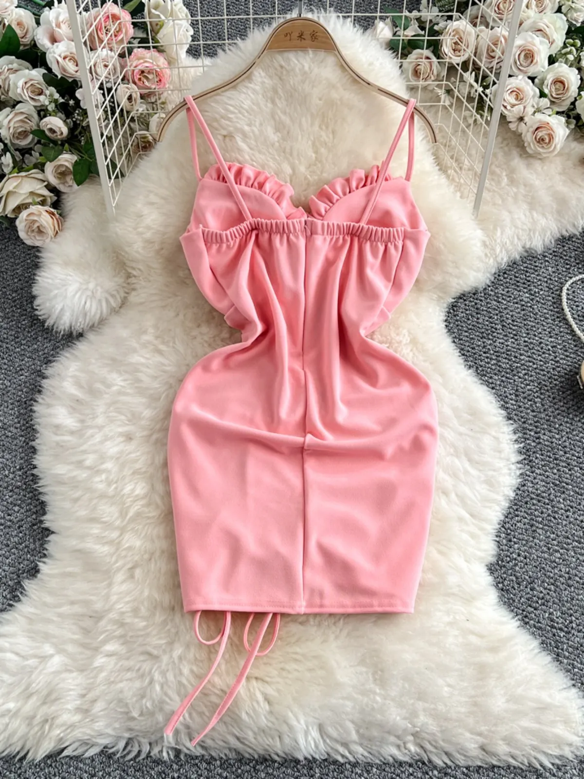 فستان Foamlina بحافة مكشكشة مثير ضيق فستان مفرغ للفتيات بقصة منخفضة فستان بحمالات للنوادي الليلية لصيف 2025 موضة كورية جديدة